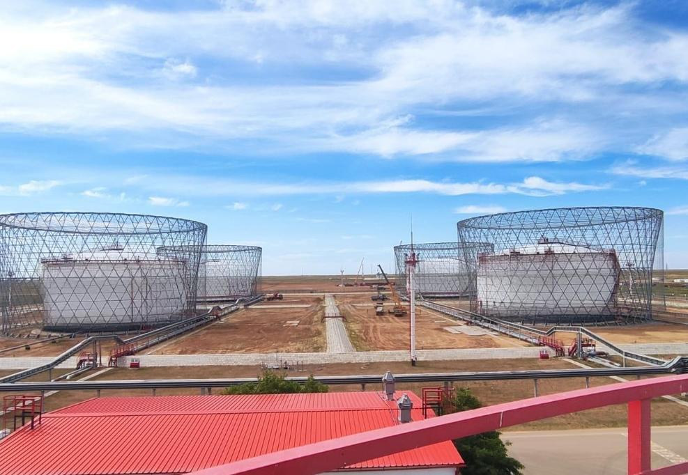 Protected storage tanks under their lattice structures